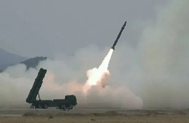 Coreia do Norte testou míssil de alcance intermediário com inteligência artificial. O armamento consegue mudar rota em …