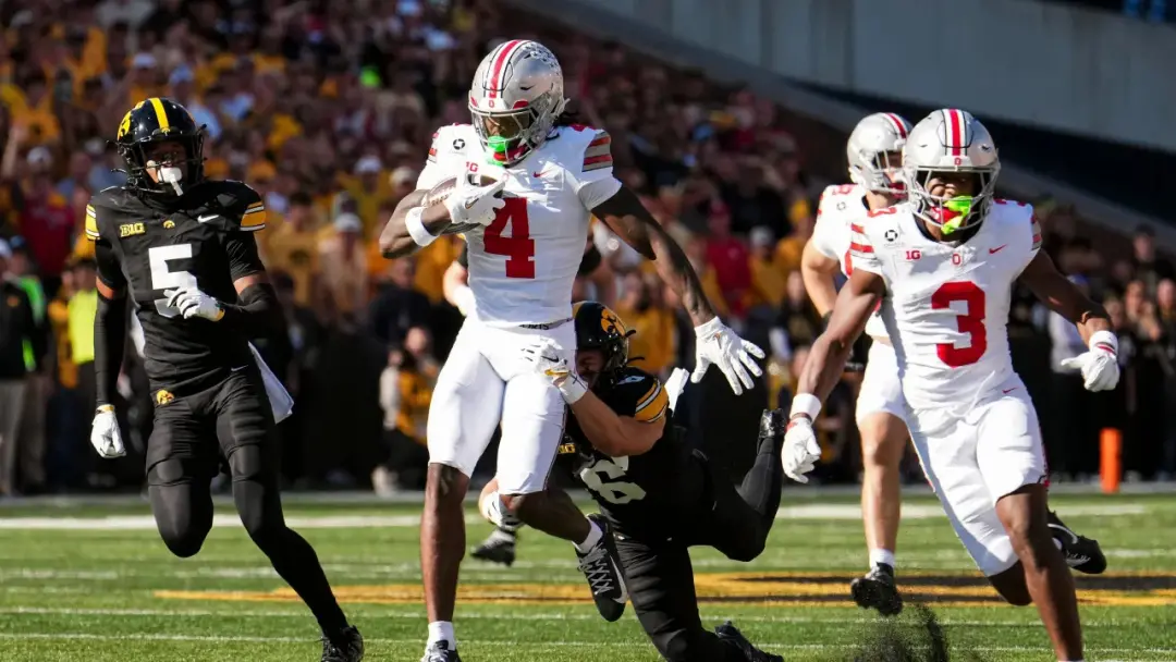 Jeremiah Smith atinge 35 touchdowns de recepção no Ohio State, igualando o recorde histórico do time contra Iowa. É um …