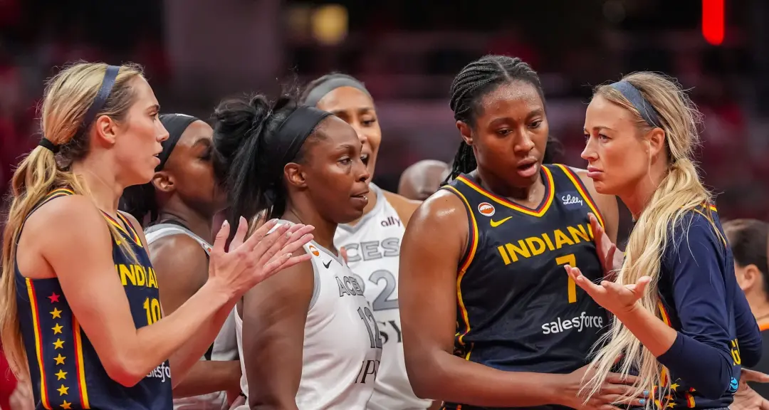 Aja Wilson recebeu falta técnica durante o jogo 2 das séries entre Fever e Aces, mas não sofreu suspensão. A Sophie Cun…