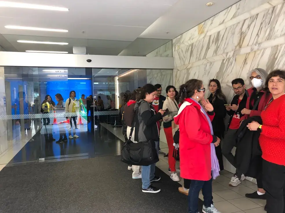 Nova Zelândia e Austrália abrindo votação para Eleições 2026, com quase 919 mil brasileiros aptos a votar fora do país.…
