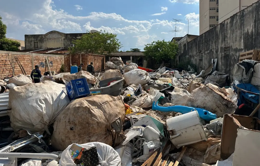 Em Goiânia, a prefeitura embargou um estabelecimento de reciclagem no Setor Central após constatar irregularidades nas …