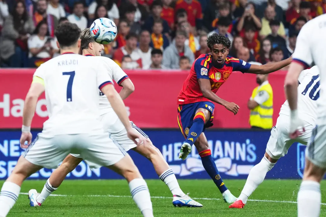 España vence República Tcheca com um terceiro gol após uma fase de dificuldade. O final foi bem apertado e o árbitro an…