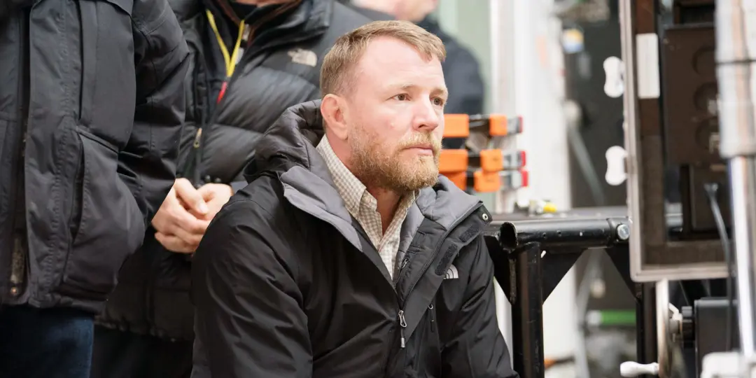 Guy Ritchie tem filme de 1 bilhão de dólares ganhando nova vida em streaming depois de 7 anos. O filme In The Grey, que…