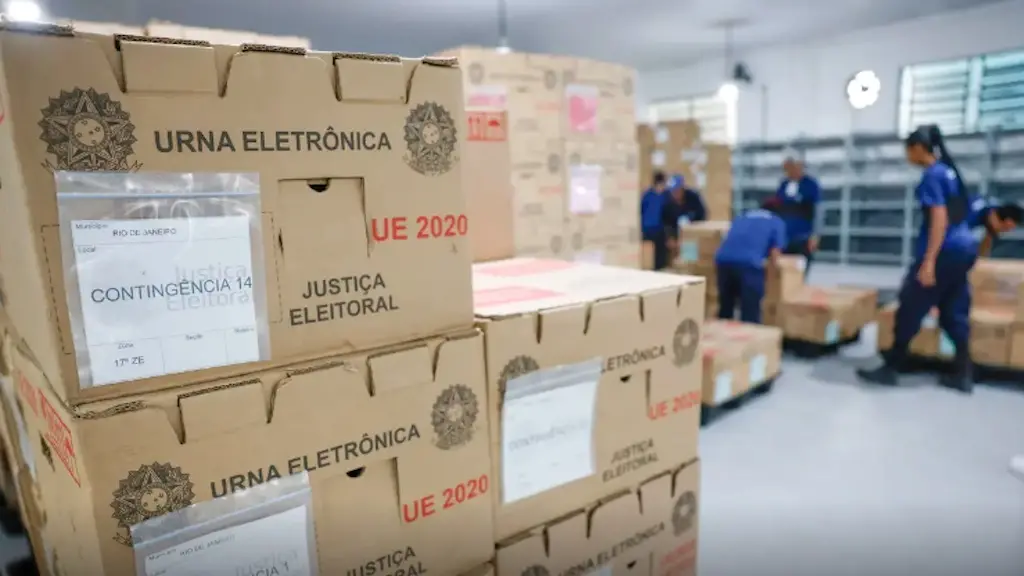 Mais de 560 mil urnas eletrônicas estão sendo levadas aos locais de votação. A organização logística, com apoio de outr…