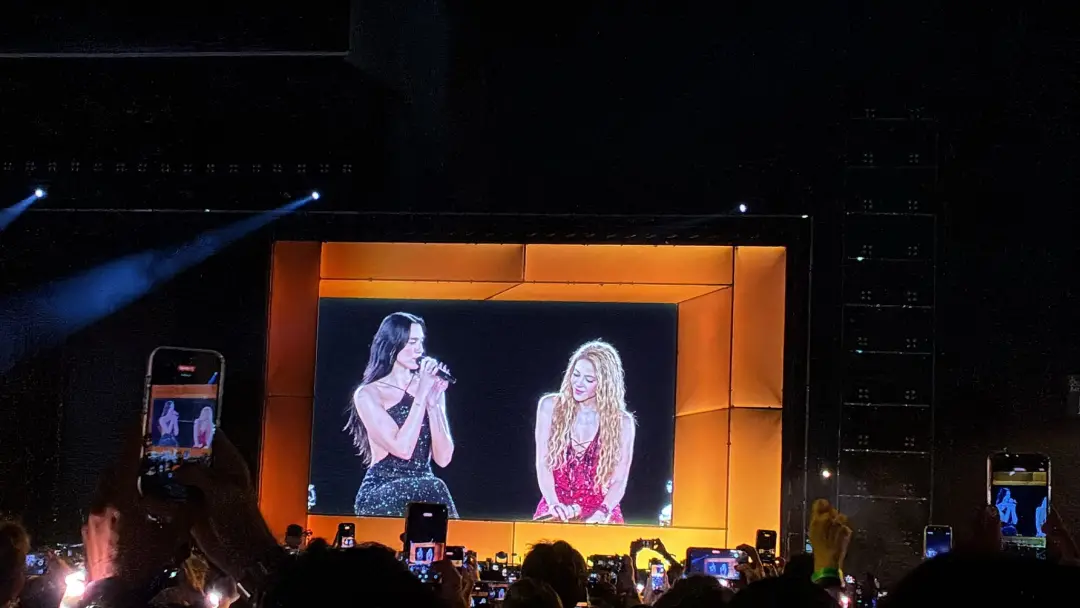 Madrid recebeu Dua Lipa no oitavo show de Shakira, cantando Antología. É interessante ver a conexão entre artistas com …