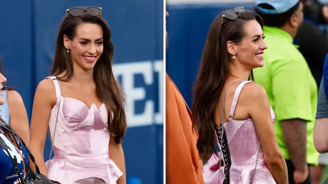 Jordon Hudson apareceu em Chapel Hill com um conjunto rosa de cetim para apoiar Bill Belichick no jogo. Acho bom ver es…