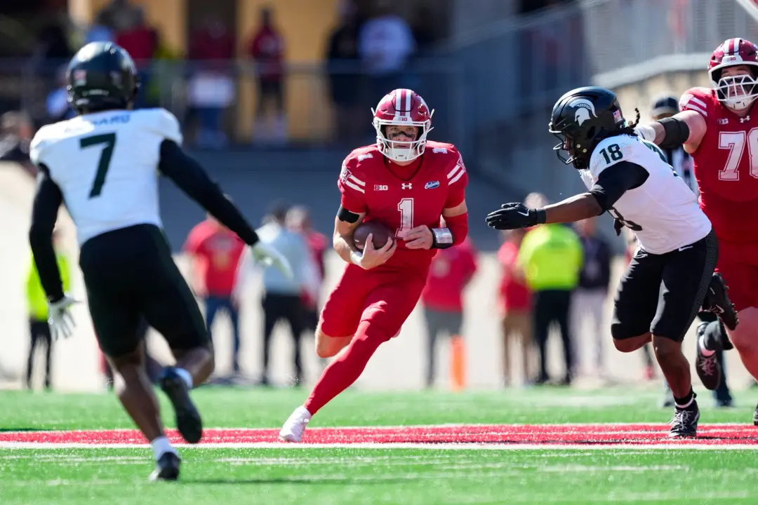 31 a 3, Michigan State perdeu para Wisconsin no Camp Randall Stadium. A diferença de jogo foi clara, o time não consegu…