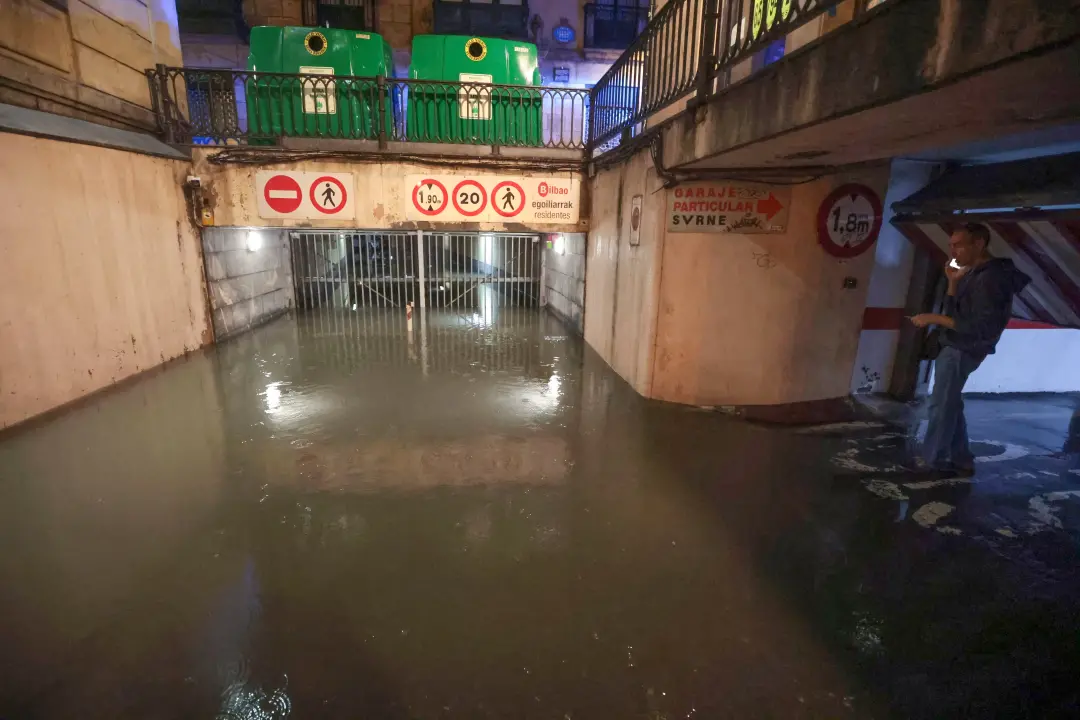 Quinze pontos de situação registrados em Bilbao por causa das chuvas fortes em Bizkaia. A água acumulada nas ruas atrap…