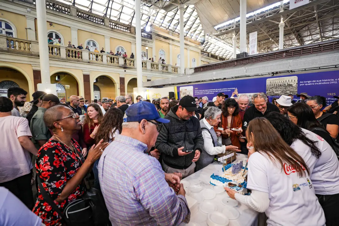 Mercado Público de Porto Alegre fez 157 anos e teve festa com bolo de 1.157 fatias. A celebração é importante porque mo…