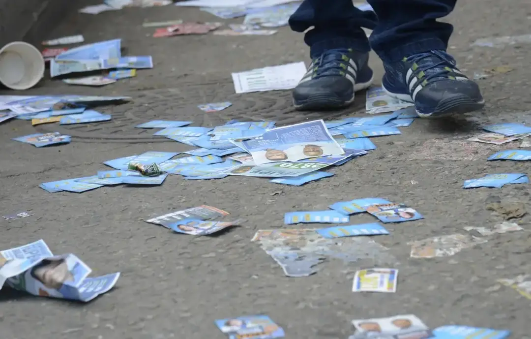 Boca de urna é crime nas eleições de 2026, proibindo pedir votos ou distribuir propaganda no dia da votação. A lei tent…
