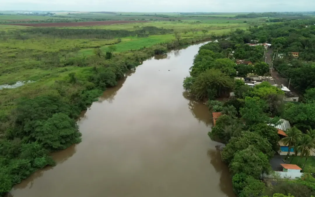 Rio Pardo em Ribeirão Preto com nível em 95 cm, bem acima da média de 66 cm em setembro. Essa elevação rápida depois da…