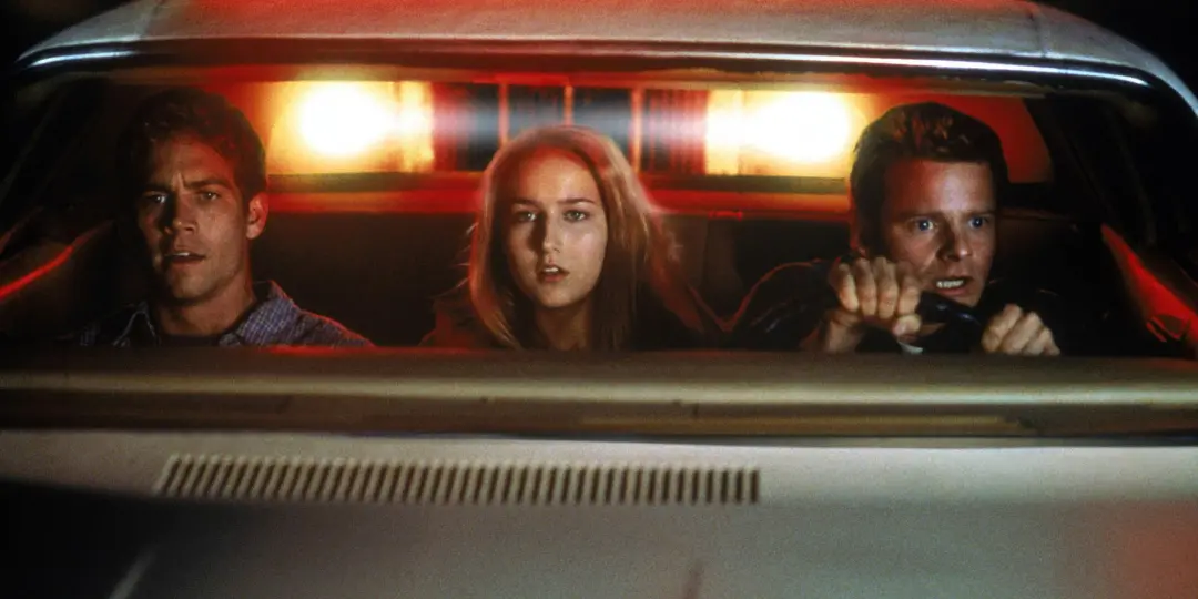 J.J Abrams fez homenagem a Steven Spielberg com um thriller de 2001 que ecoa Duel de 1971. O filme mostra três amigos s…