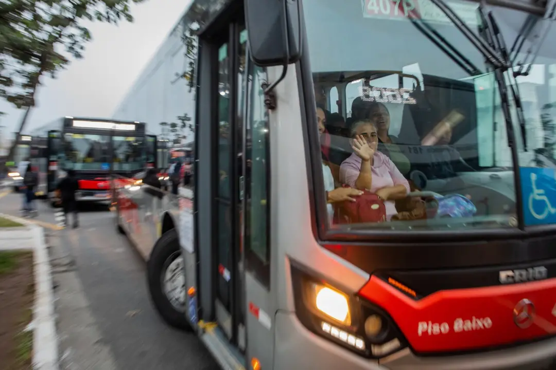 Domingo 4, tarifa zero no transporte coletivo em capitais. A medida visa ajudar eleitores a chegarem aos locais de vota…