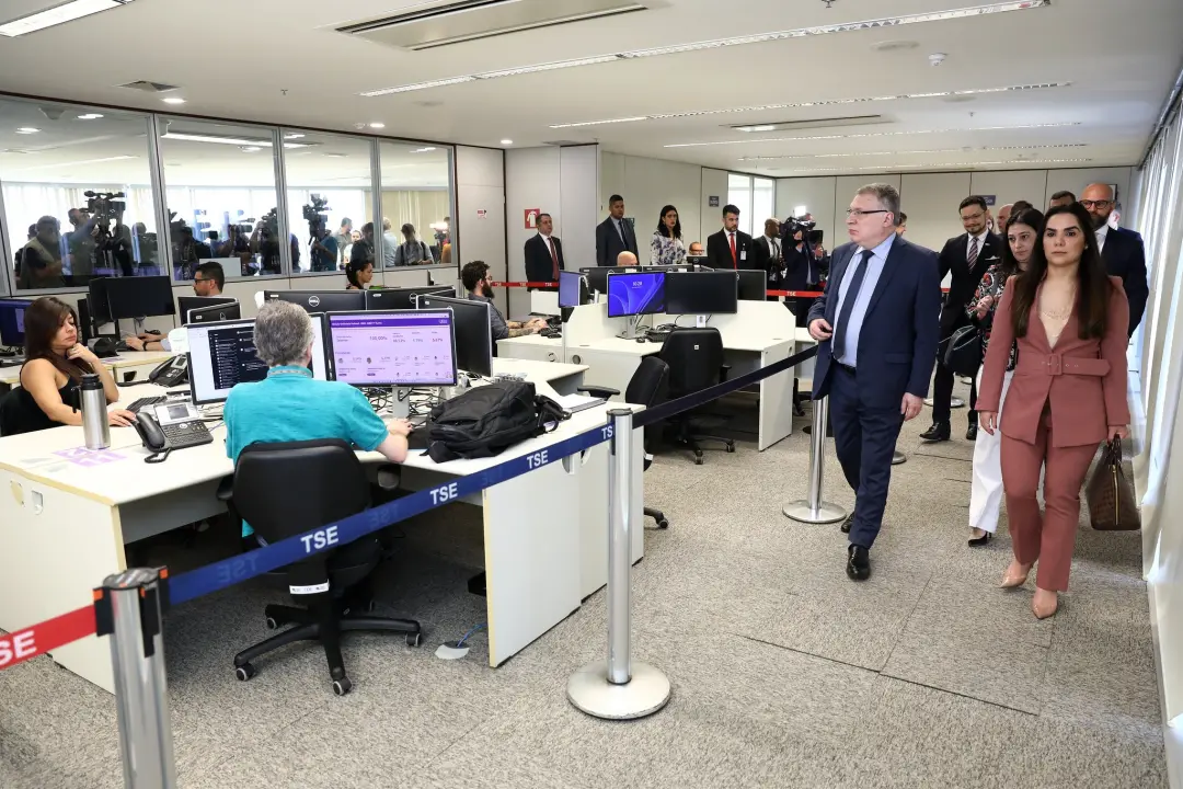 Em Brasília, cerca de 150 pessoas vão monitorar a totalização dos votos na Sala de Apuração do TSE neste domingo. O fat…