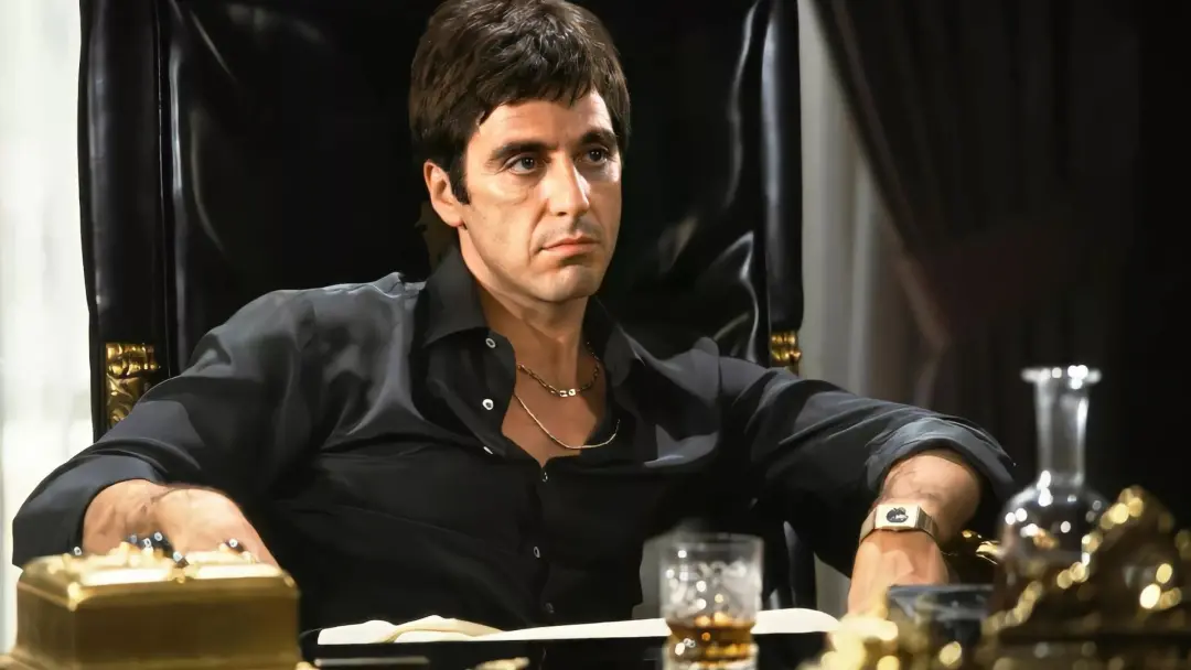 Tony Montana, interpretado por Al Pacino, é um personagem icone do cinema de gângsteres. Ele começa como criminoso pequ…