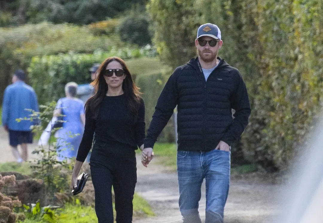 Prince Harry e Meghan Markle foram fotografados de mãos dadas em um encontro em pub no Reino Unido. Parece que depois d…