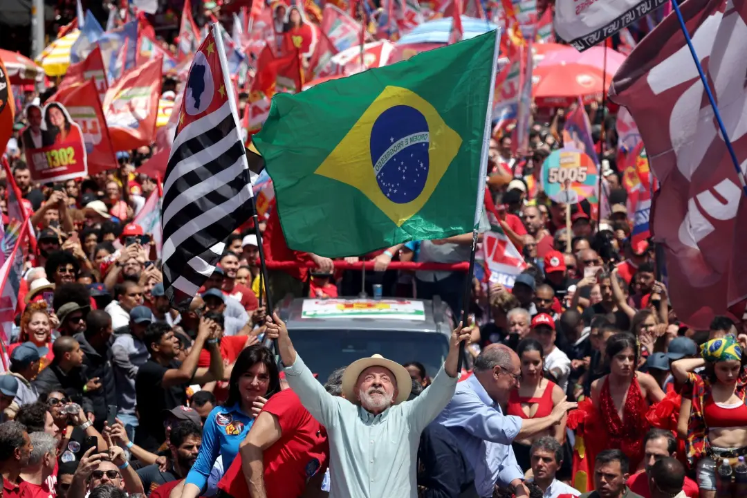 São Paulo viu Lula encerrar campanha com caminhada que lotou a Rua Augusta, reunindo cerca de 150 mil apoiadores. A fal…
