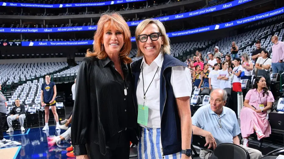 Amber Cox, gerente geral do Indiana Fever, falou sobre os ataques à torcida em coletiva de imprensa. A torcida Fever fo…