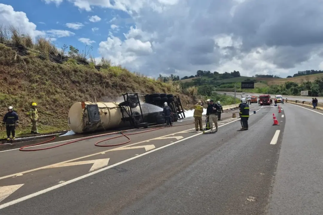 Jandaia do Sul, no Paraná, viu um ciclista morrer após um caminhão-tanque de 25 mil litros de etanol sair da pista e to…