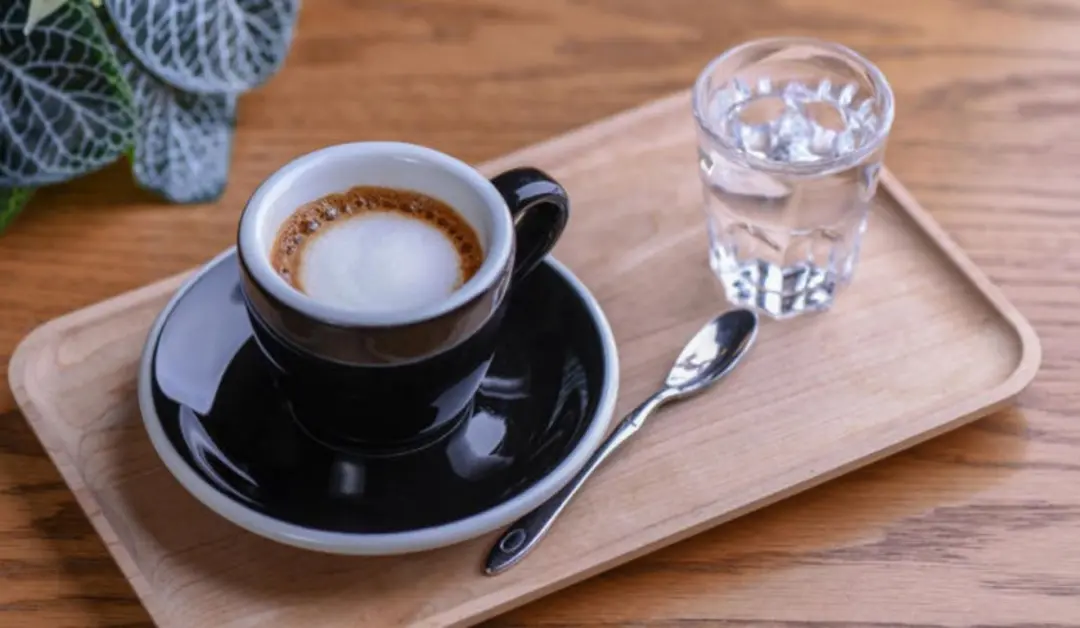 Água junto com o espresso é ritual em lugares como a Itália. Antes do café, a água serve para limpar o paladar e ajudar…