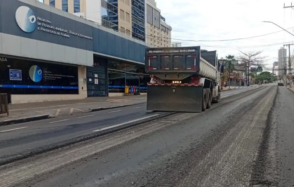 Reparo no asfalto da Rua 9, no Setor Oeste, tá sendo feito pela prefeitura. O dano no pavimento, perto da Praça do Sol,…