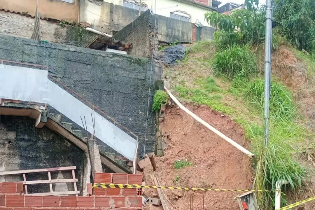 Sete pessoas ficaram isoladas na Rua Baturité, em Juiz de Fora, porque um escorregamento de terra bloqueou a escada de …