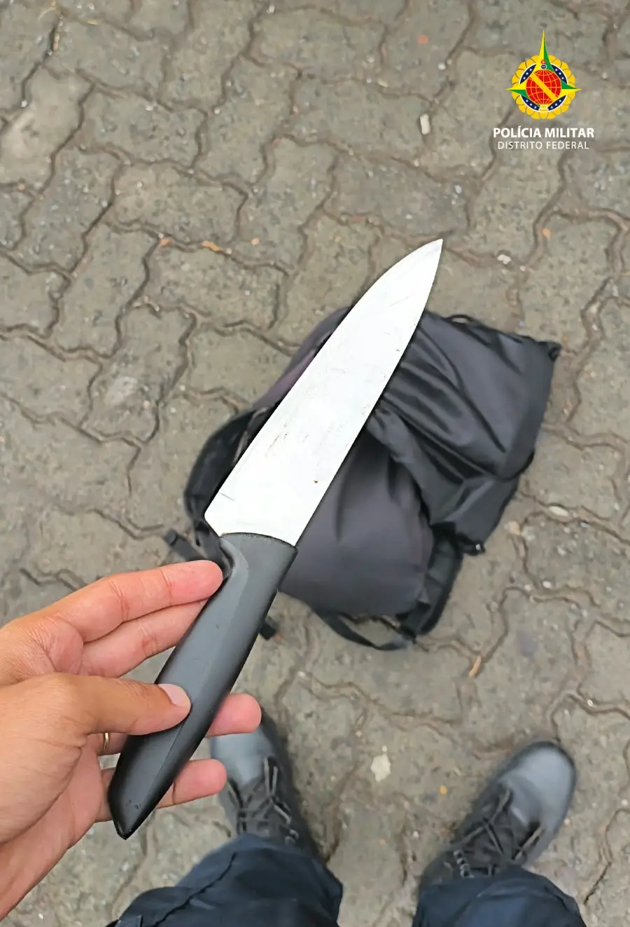 Samambaia, em sábado, um homem foi preso por roubar passageiros de ônibus na QR 611. A polícia prendeu ele quando ele d…