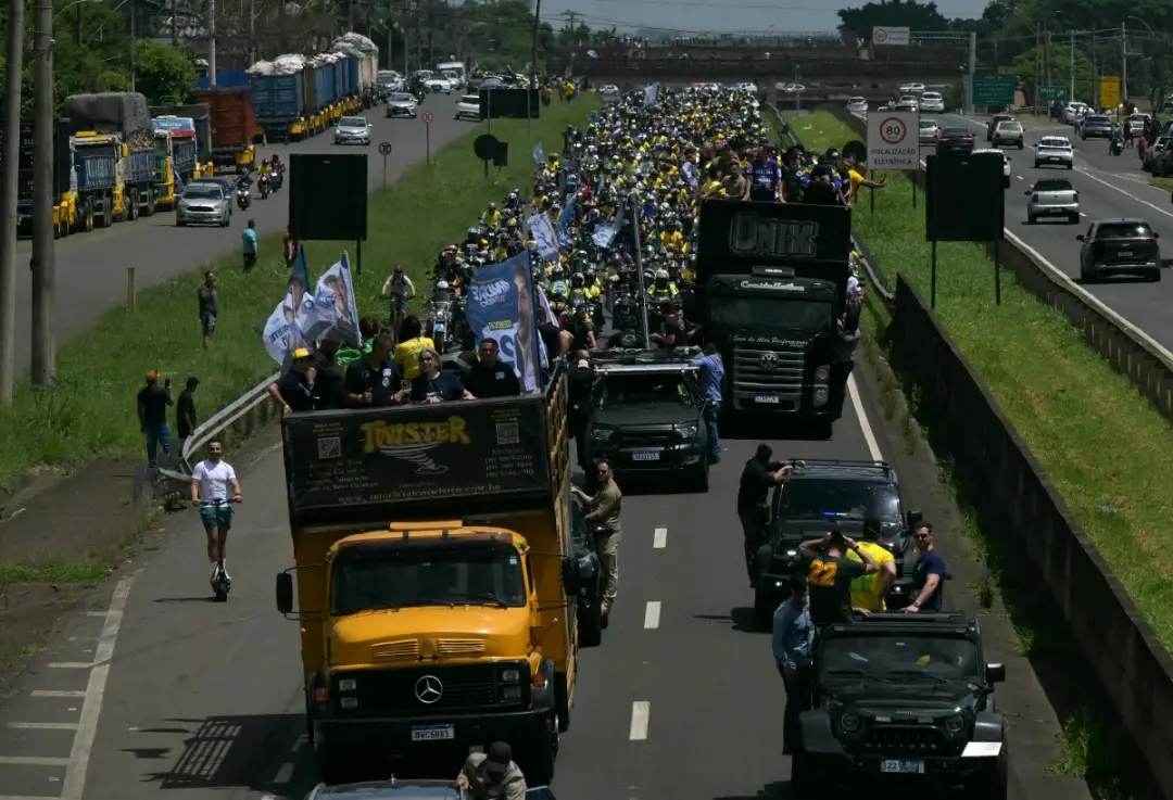 Americana, SP, viu apoiadores de Flávio Bolsonaro com imagens de Nossa Senhora à espera dele. Faz sentido ver a religio…