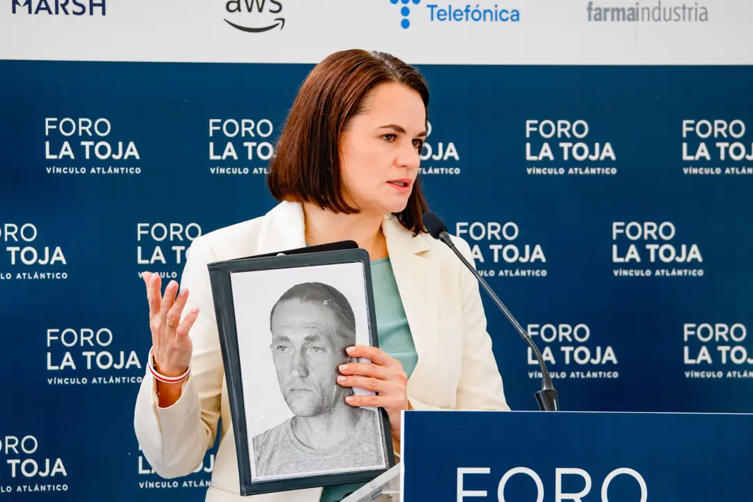 Svetlana Tijanóvskaya exibe retrato de preso político em Pontevedra, após o marido ter sido solto de prisões de Lukashe…