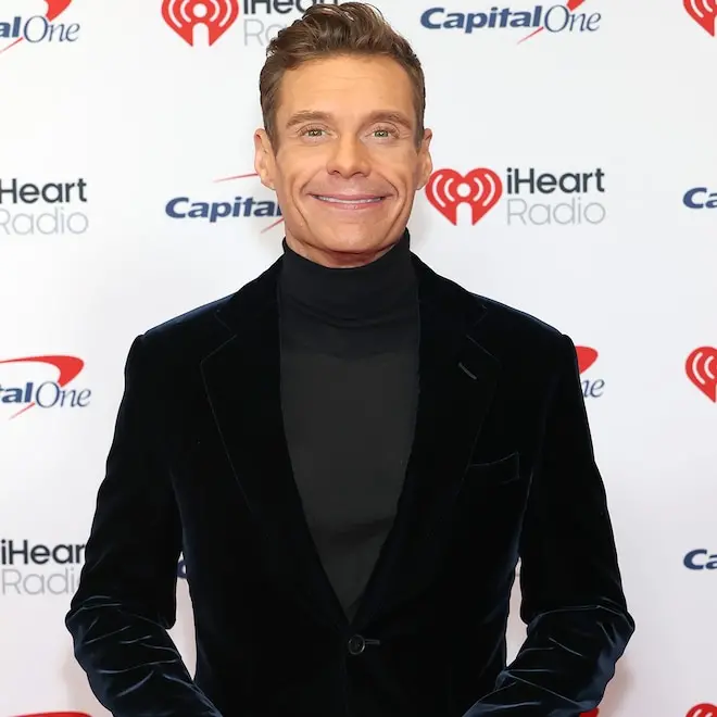 Ryan Seacrest exibiu um físico bem definido em uma foto de praia sem camisa. Aquele host do American Idol realmente tá …