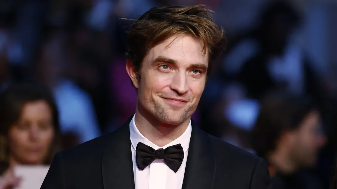 Robert Pattinson volta como Bruce Wayne em fotos de bastidores do novo Batman 2. Curto ver o ator no papel, mesmo que o…