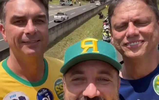 Motocarreata no interior de São Paulo uniu Flávio Bolsonaro e Tarcísio de Freitas entre Santa Bárbara dOeste e American…