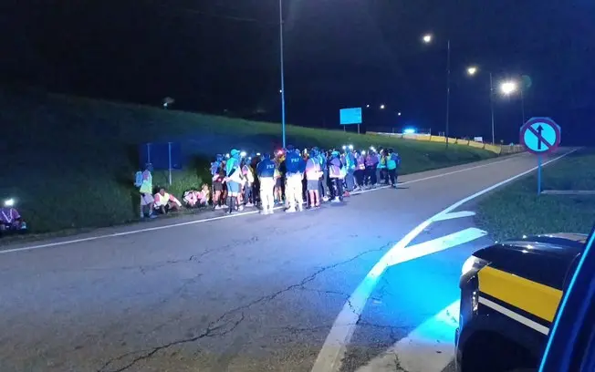 Quase 200 romeiros foram escoltados pela PRF na Via Dutra em direção a Aparecida. A intervenção ajudou a controlar a ve…