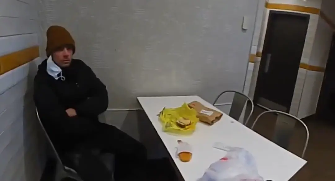 Prisão em McDonald's, em Altoona, Pensilvânia, registra o momento em que Luigi Mangione foi abordado pelos policiais em…