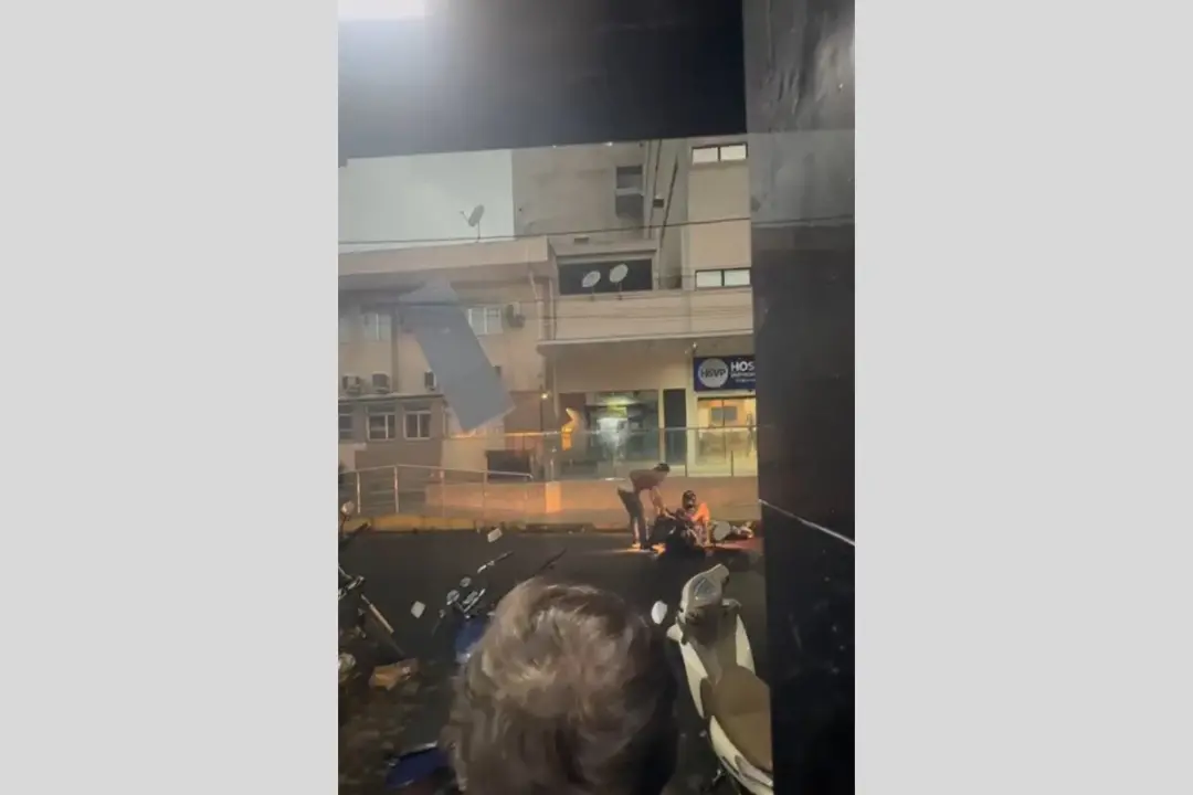 Banner arrancado pelo vento atingiu motociclistas em Bom Jesus do Itabapoana. A força do vento fez as pessoas caírem na…