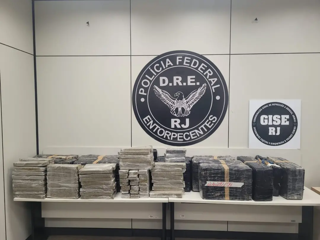 Piraí, RJ. Motorista foi preso com 385 kg de maconha e 4 kg de cocaína em uma fiscalização. Essa quantidade enorme most…