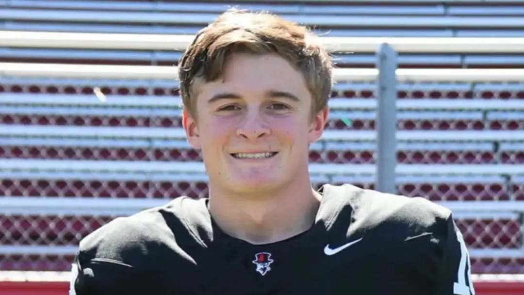 Owen Coyne, jogador de futebol americano da escola de Marblehead, morreu aos 17 anos por hemorragia cerebral súbita. É …