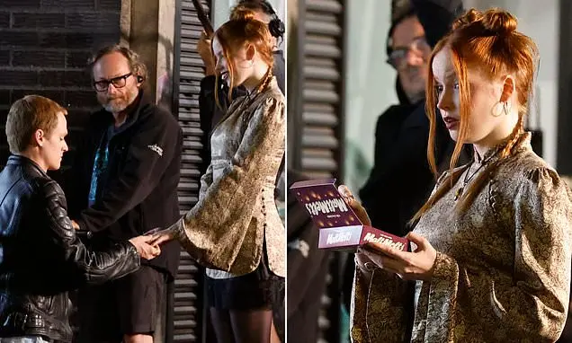 Anson Boon ajoelha na rua para pedir a mão de Ellie Bamber em uma comédia romântica. Parece cena típica de filme britân…