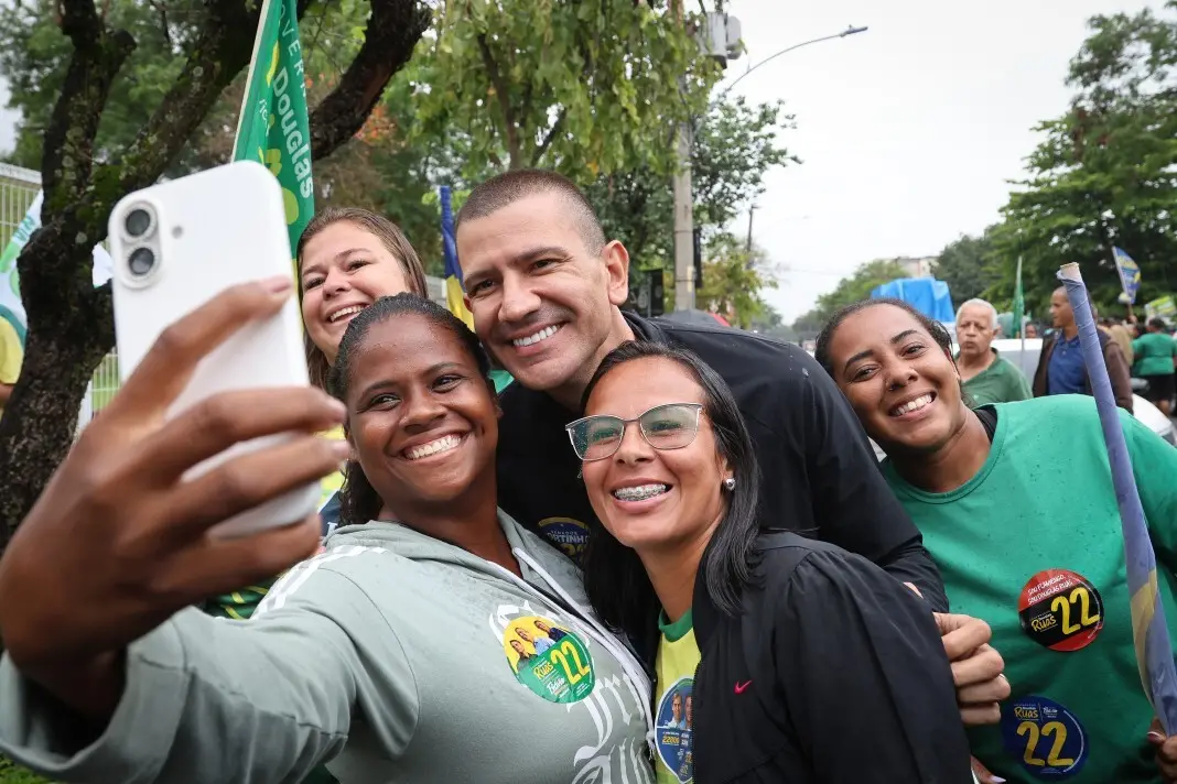 Justiça Eleitoral suspendeu propagandas de Eduardo Paes no Rio de Janeiro por decisão do TRE-RJ. O questionamento envol…