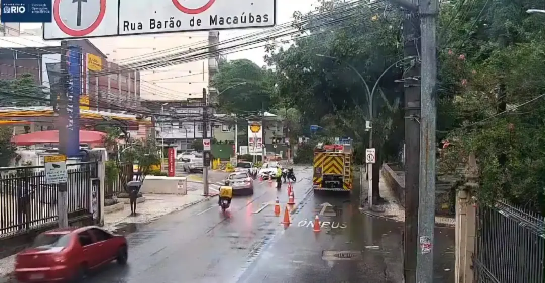 Chuvas fortes no Rio causam queda de árvores e interditam trecho da RJ-196 no Norte Fluminense. A interdição atrapalha …