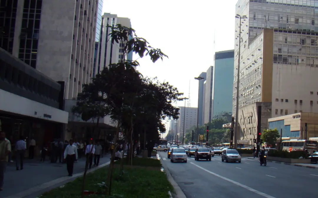 Três pessoas sofreram queimaduras depois de um estouro de bueiro na Avenida Paulista. É um perigo grande em locais públ…
