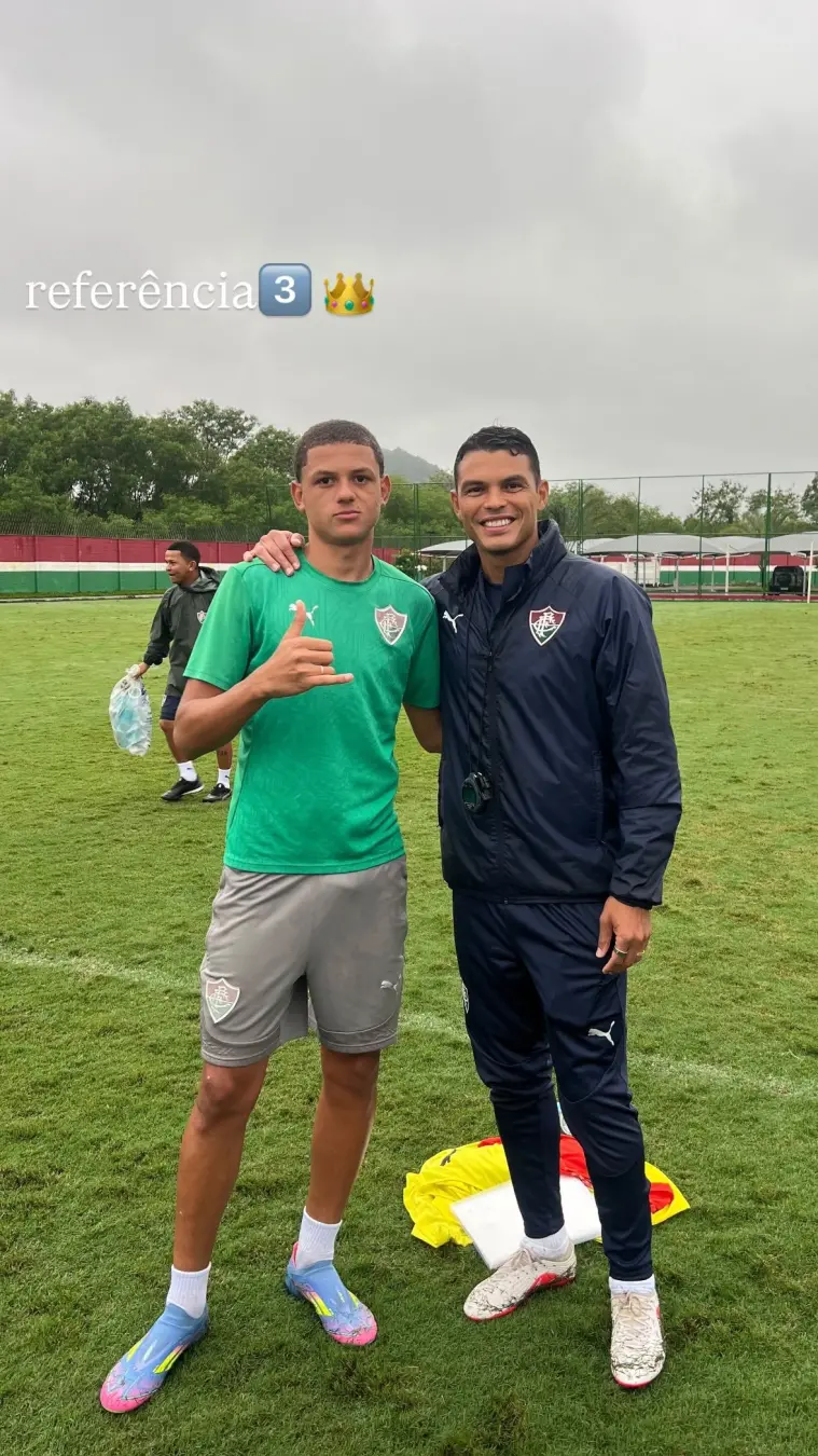 Thiago Silva ensaiando treinador com garotos da base do Fluminense usando cronômetro no pescoço. É bonito ver a passage…