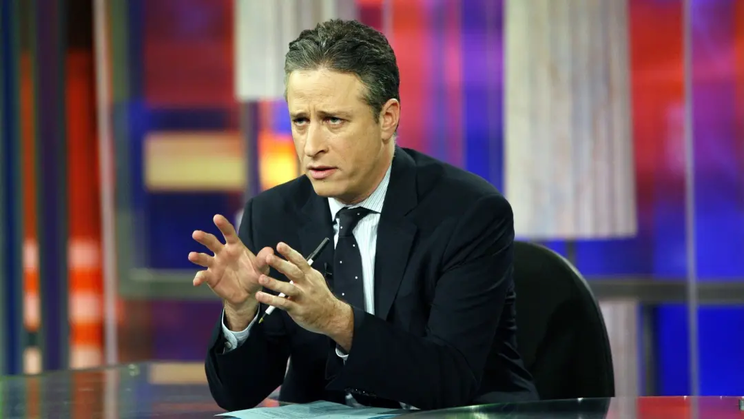 The Daily Show foi um marco no formato de late night, trazendo sátira política com Jon Stewart e Trevor Noah. Curto com…