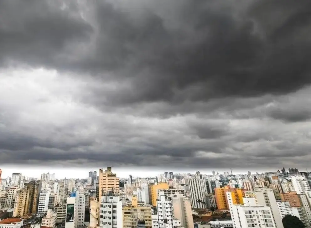 Domingo em São Paulo pode ter pancadas de chuva com raios e rajadas de vento, principalmente em Registro, Itapeva, Marí…