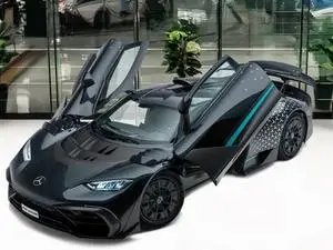 Aston Martin Valkyrie e Mercedes AMG One comparadas da F1 para as ruas. É fascinante ver como o extremo da engenharia d…