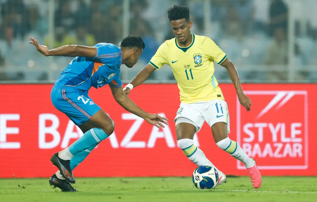 Brasil vence Índia por 4 a 0 em Calcutá. O favoritismo ficou claro no primeiro jogo, com Estêvão, Pedro e Samuel Lino m…