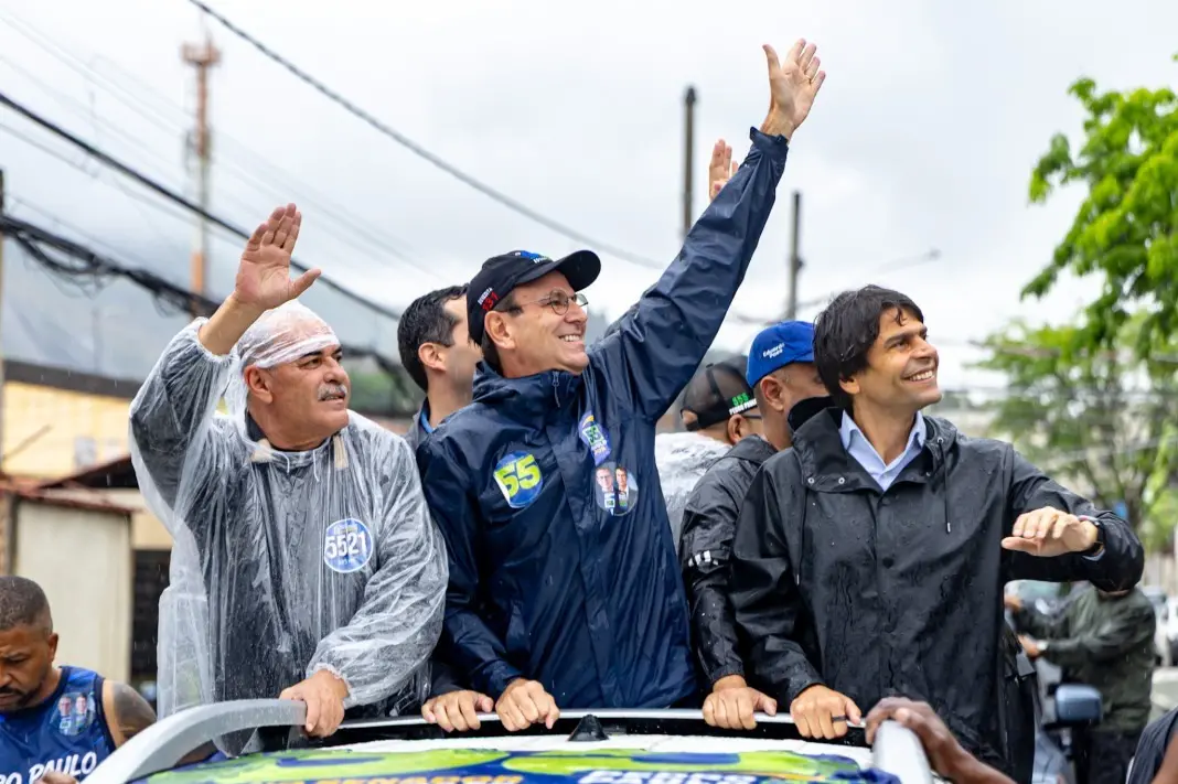 Eduardo Paes fez caminhada em Padre Miguel no último dia de campanha e reafirmou propostas para o Rio de Janeiro. Ele c…