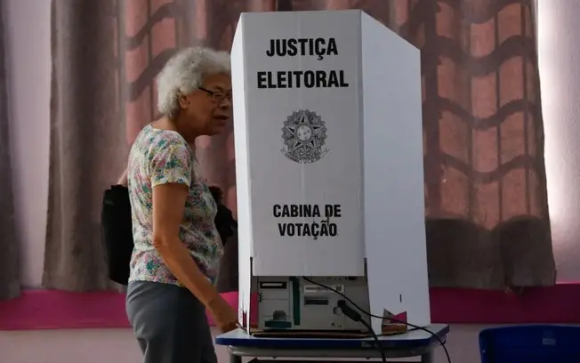 Idosos com mais de 80 anos têm prioridade absoluta nas filas de votação, junto com pessoas com deficiência, gestantes e…