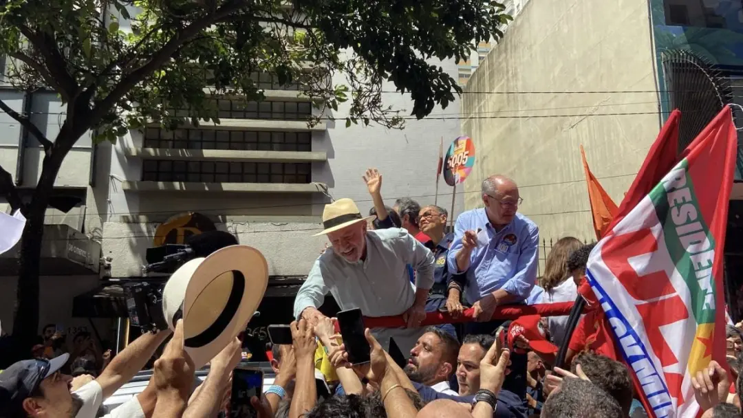 São Paulo, na rua Augusta, Lula fez menção ao caso Master, falando sobre a falta de aparecimento dos participantes da o…