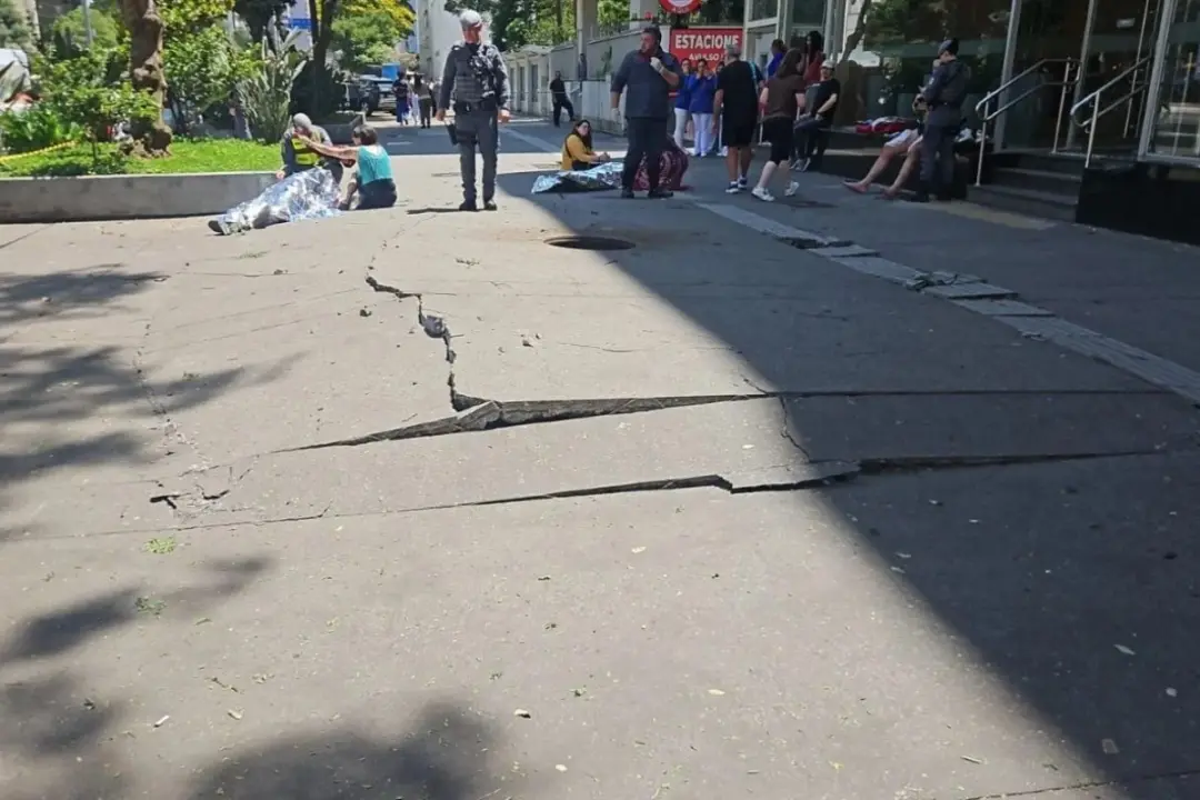Avenida Paulista, em São Paulo, viu um bueiro explodir na manhã de sábado, deixando três pessoas feridas. Uma coisa ass…